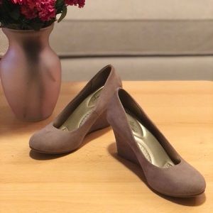 Dexflex Comfort wedge heel - taupe (size 5.5)
